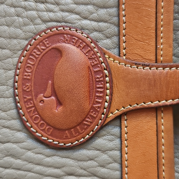 Vintage Dooney & Bourke Classic Tan and Brown Leather Crossbody Bag - Picture 2 of 13